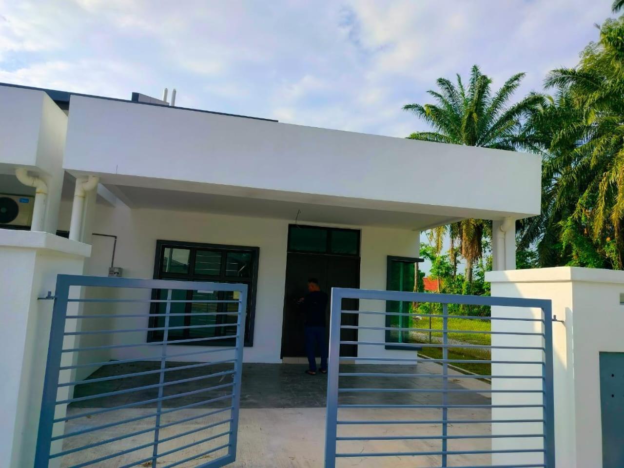 Aiman'S Rose Homestay Teluk Panglima Garang エクステリア 写真